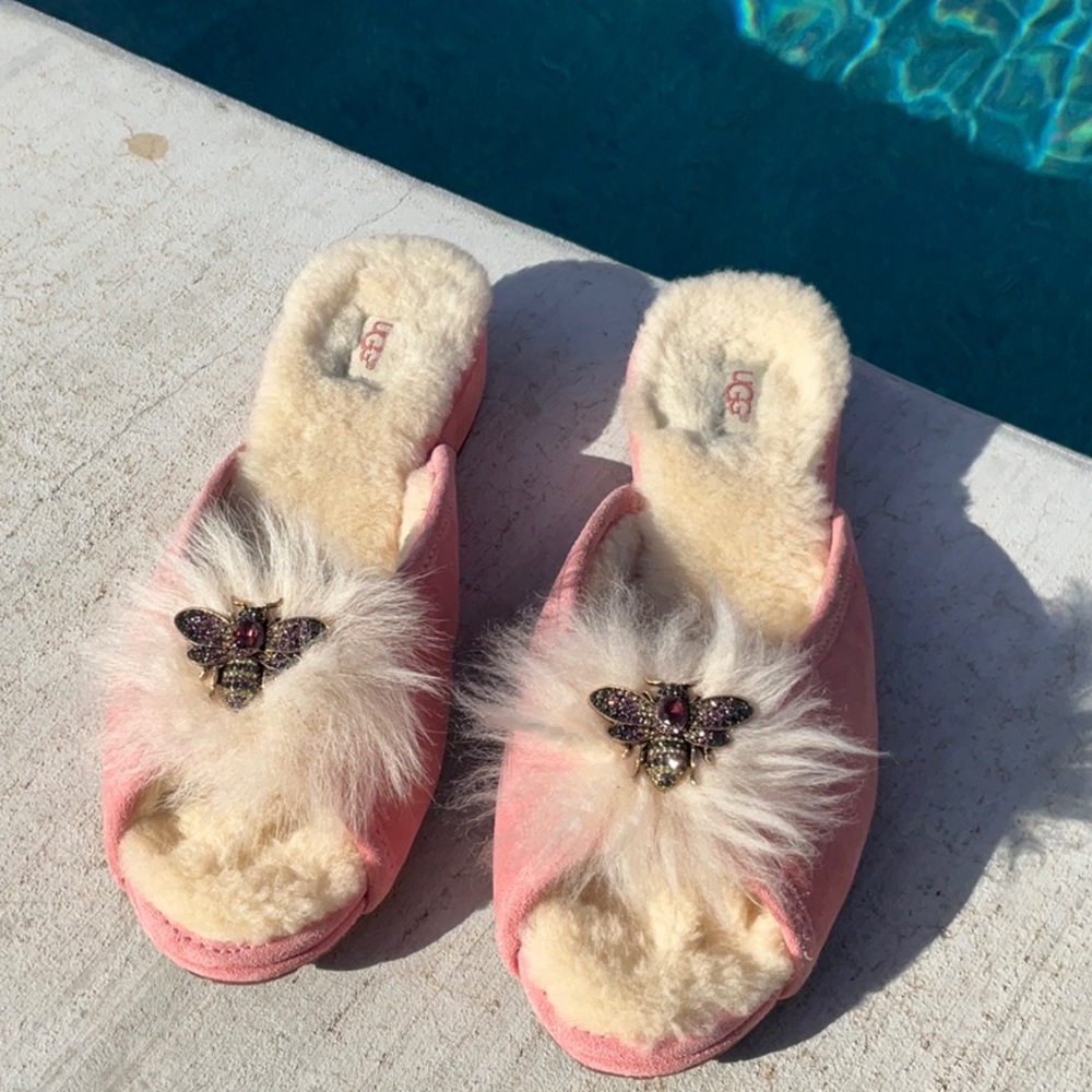 UGG Queen Bee 🐝 Yvett Wedge
Slippers Size 9 - Picture 2 of 16
